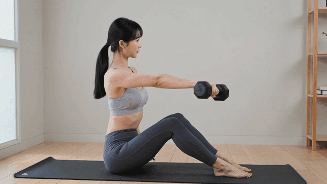 덤벨 운동을 하는 여성