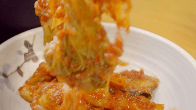 냄비에서 덜어내지는 김치