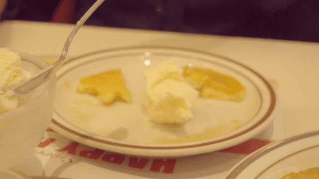 접시에 아이스크림과 팬케이크