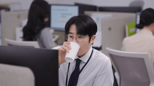 사무실에서 약을 챙겨먹는 직장인