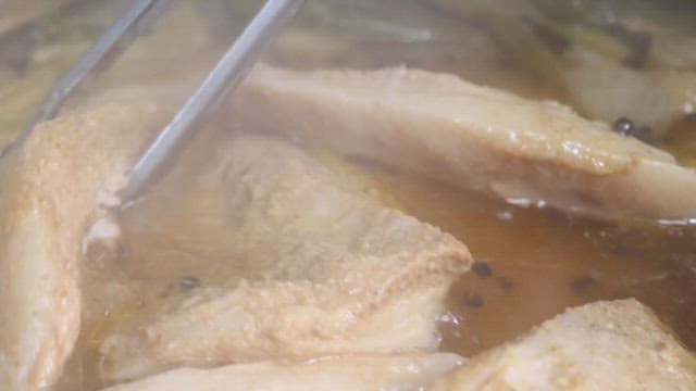 냄비에서 양념과 함께 푹 삶아지는 고기