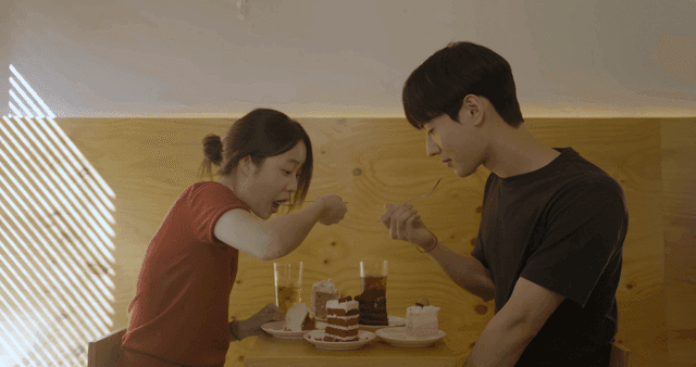 카페에서 디저트를 즐기는 커플