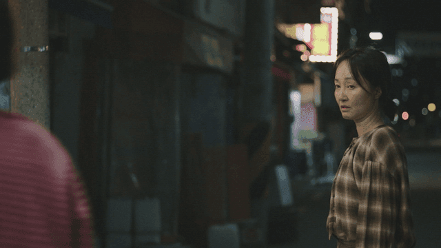 어두운 거리에서 대화하는 두 모녀