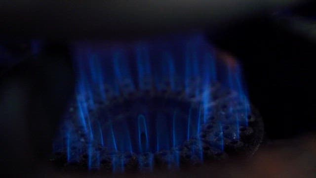 스토브 위에서 끓고 있는 파가 들어간 찌개