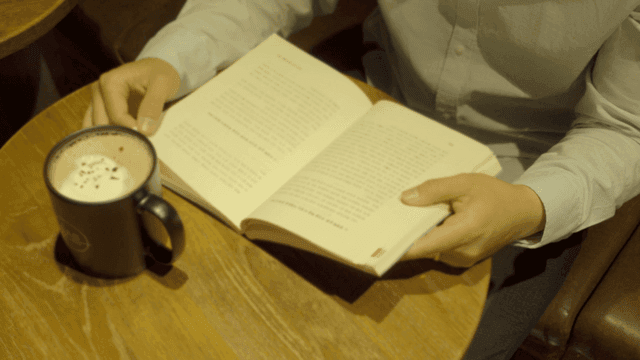 커피와 함께 책을 읽는 모습