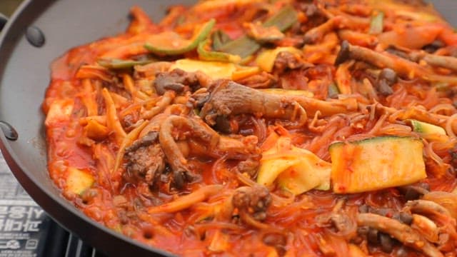 당면과 느타리버섯이 들어간 돼지두루치기