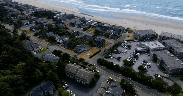 해변과 바다가 보이는 해안 마을