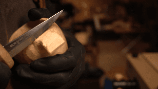 실내에서 정교하게 나무 조각