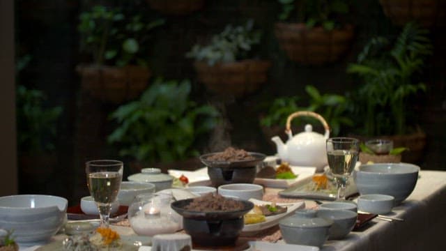 테이블 위에 차려진 정갈한 소불고기 한식 한 상