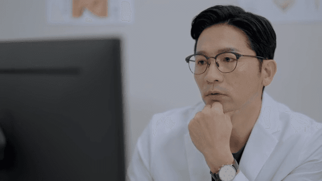 컴퓨터 화면을 보고 한숨을 내쉬는 의사