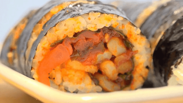 매운 속재료가 들어간 한국 김밥