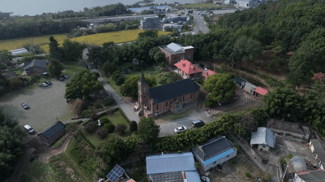 나무와 건물로 둘러싸인 성당