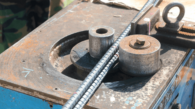 작동중인 철근 절곡기