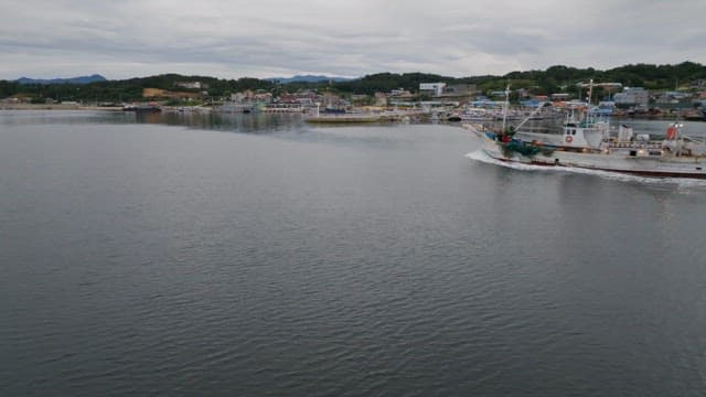 해안 마을 근처를 항해하는 어선