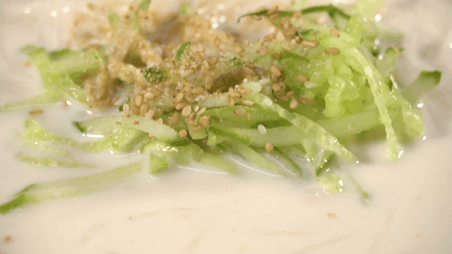 오이와 참깨가 올려진 콩국수