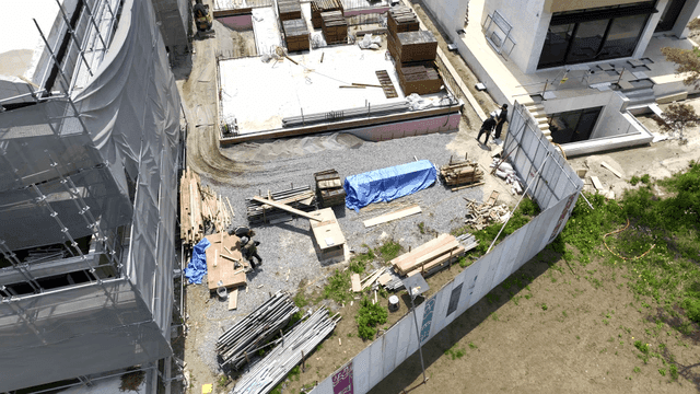 기초 공사가 진행 중인 건설 현장