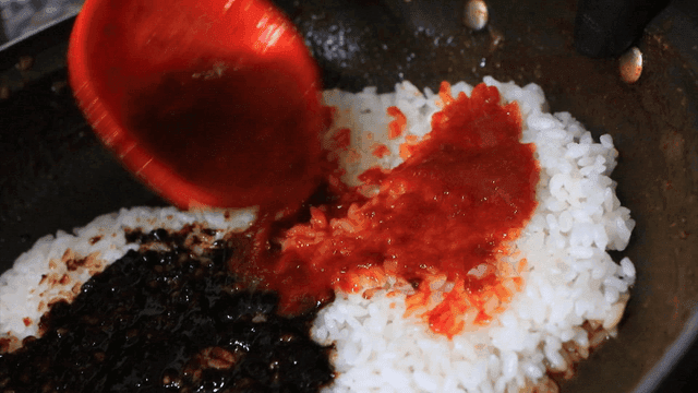 팬에서 준비되는 볶음밥