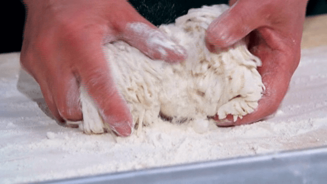 밀가루 위에서 반죽을 손으로 치대는 모습