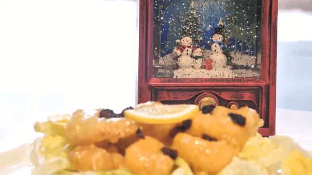 스노우볼과 함께 있는 크림새우