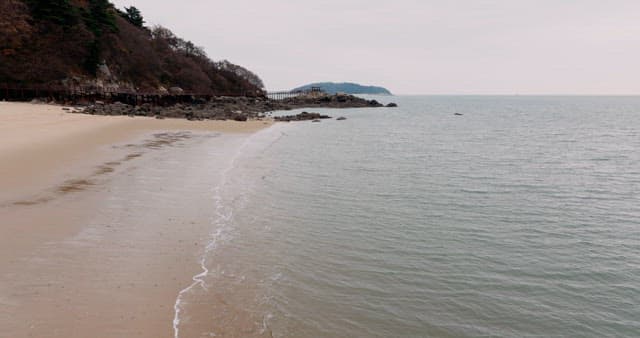 파도가 밀려와 부서지는 평화로운 해안가