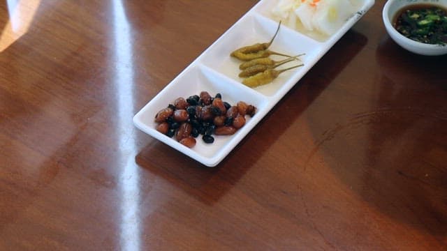 식당 테이블에 서빙되는 신선한 물회