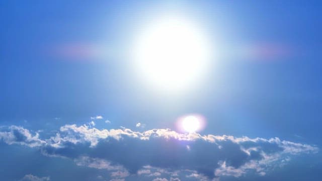 구름 위로 빛나는 밝은 태양