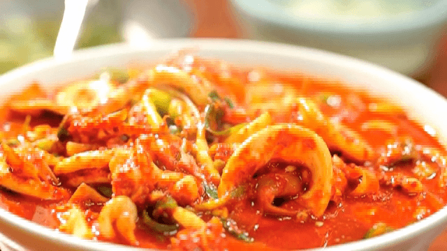 접시에 담긴 매운 오징어 볶음