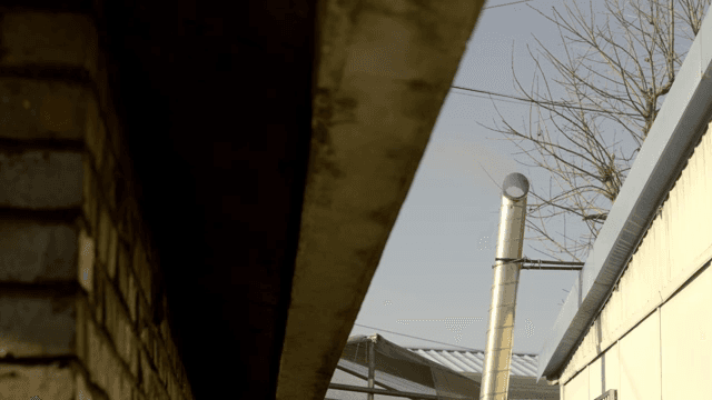 연기가 피어오르는 공장 굴뚝의 모습