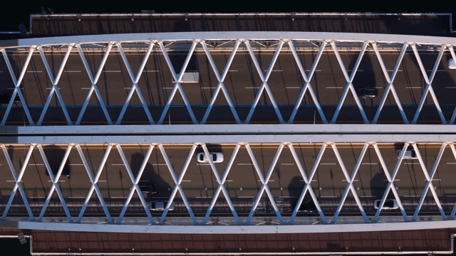 강 위의 다리를 달리는 자동차들