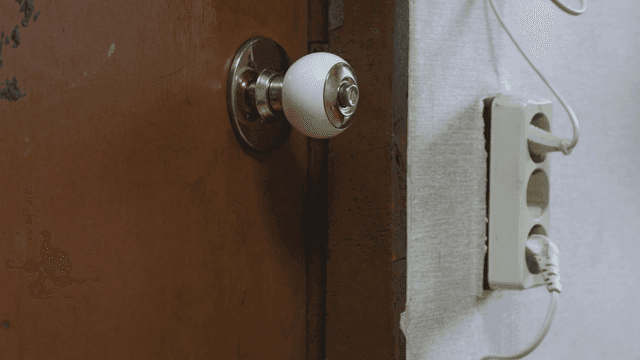 집 안 문 손잡이와 콘센트