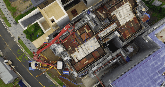 작업자와 크레인이 있는 건설 현장