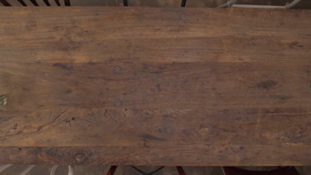 나무 테이블 위에 진열된 다양한 요리