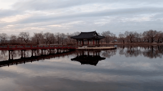 고요한 호수 위의 전통 정자