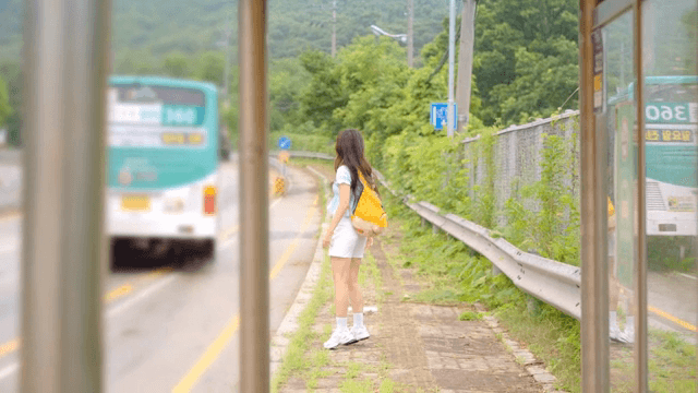 버스를 놓쳐 발을 동동 구르는 젊은 여성