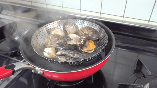 빨간 팬 안의 조개찜