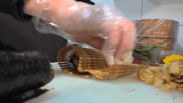 신선한 재료로 김밥 준비하기