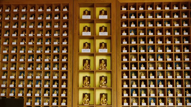 황금 불상들이 있는 벽