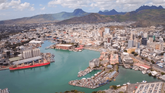 항구와 산이 있는 번화한 도시