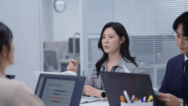 집중적인 토론이 있는 사무실 회의