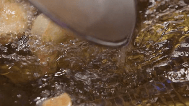 뜨거운 기름에 튀겨지는 만두