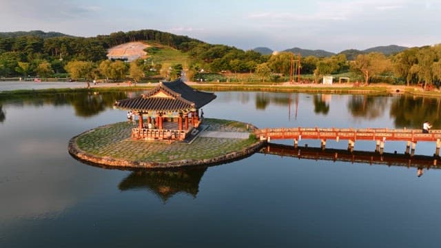 고요한 연못 위의 전통 정자