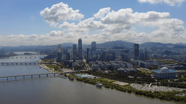 강과 다리가 있는 활기찬 도시 풍경