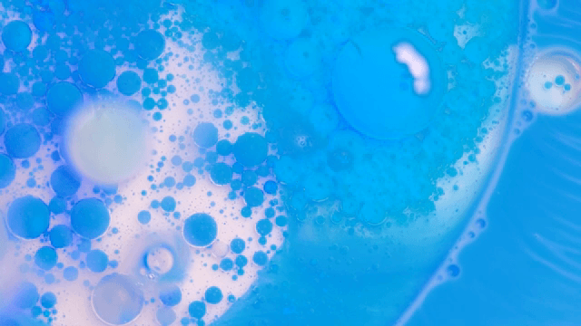 파란색과 흰색 액체가 혼합되는 추상적인 패턴