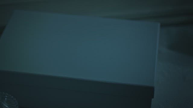 어두운 방에서 상자를 뒤져 찾아낸 옛날 사진