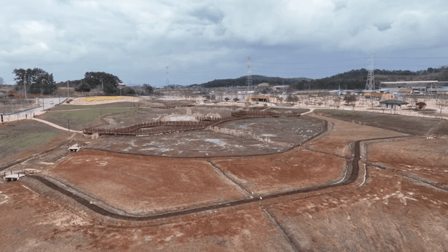 길과 들판이 있는 넓은 풍경