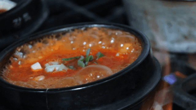 뚝배기에서 끓고 있는 한국식 찌개