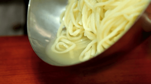 금속 그릇에 담긴 갓 삶은 면