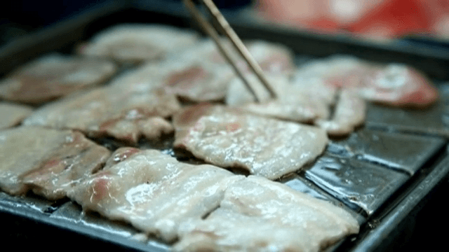 뜨거운 철판 위에서 삼겹살 굽기