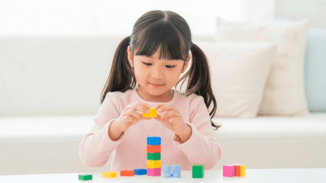 색색의 블록을 가지고 노는 여자 아이