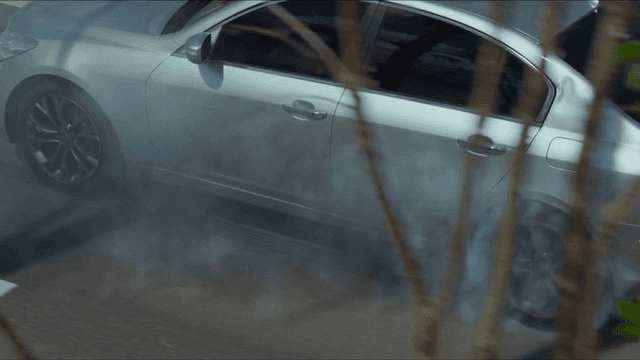 빠르게 후진하는 연기가 나는 자동차